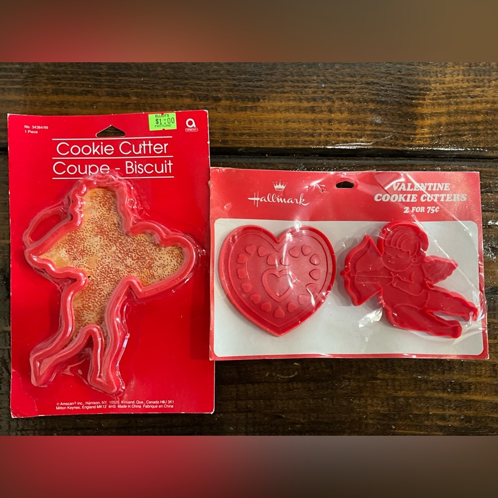 Vintage Lot of 2 Valentine’s Day Plastic Cookie Cutters NOS Hallmark Amscan
